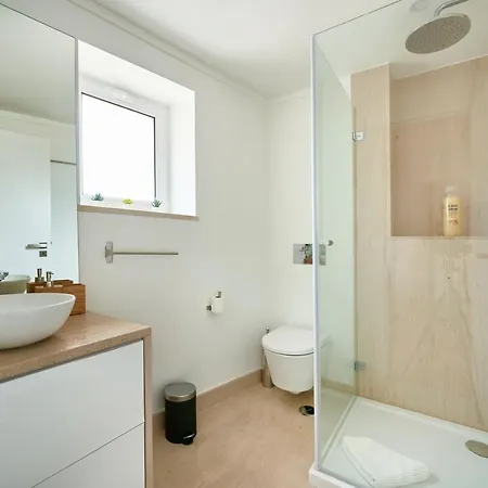 Cozy Flat In Santa Apolonia Лісабон