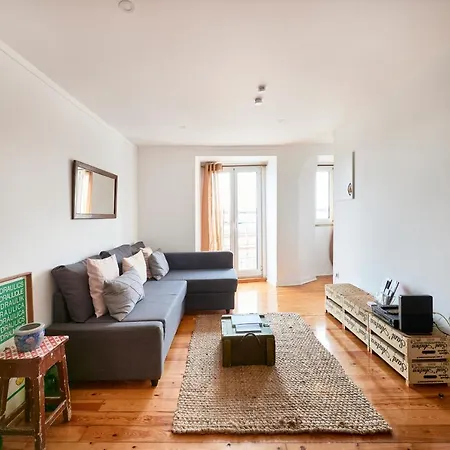 Апартаменти Cozy Flat In Santa Apolonia